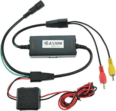 Axion CON-101 Audio-Interface-Box mit verbundenen Kabeln und roten und gelben RCA-Steckern auf schwarzem Hintergrund.