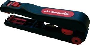 Ein roter und schwarzer Hefter mit der Aufschrift 