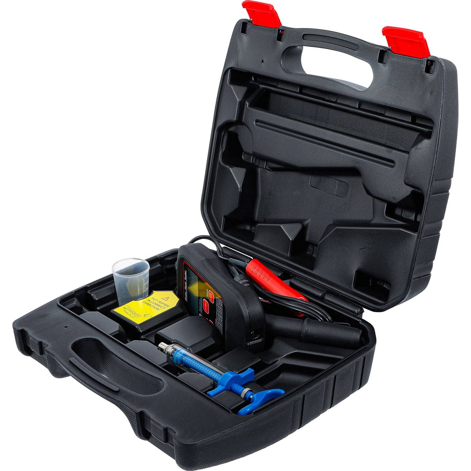 Ein schwarzer Transportkoffer ist offen und zeigt ein digitales Autobatterietestgerät, Verbindungskabel, ein blaues Spritzengerät und einen kleinen Becher.