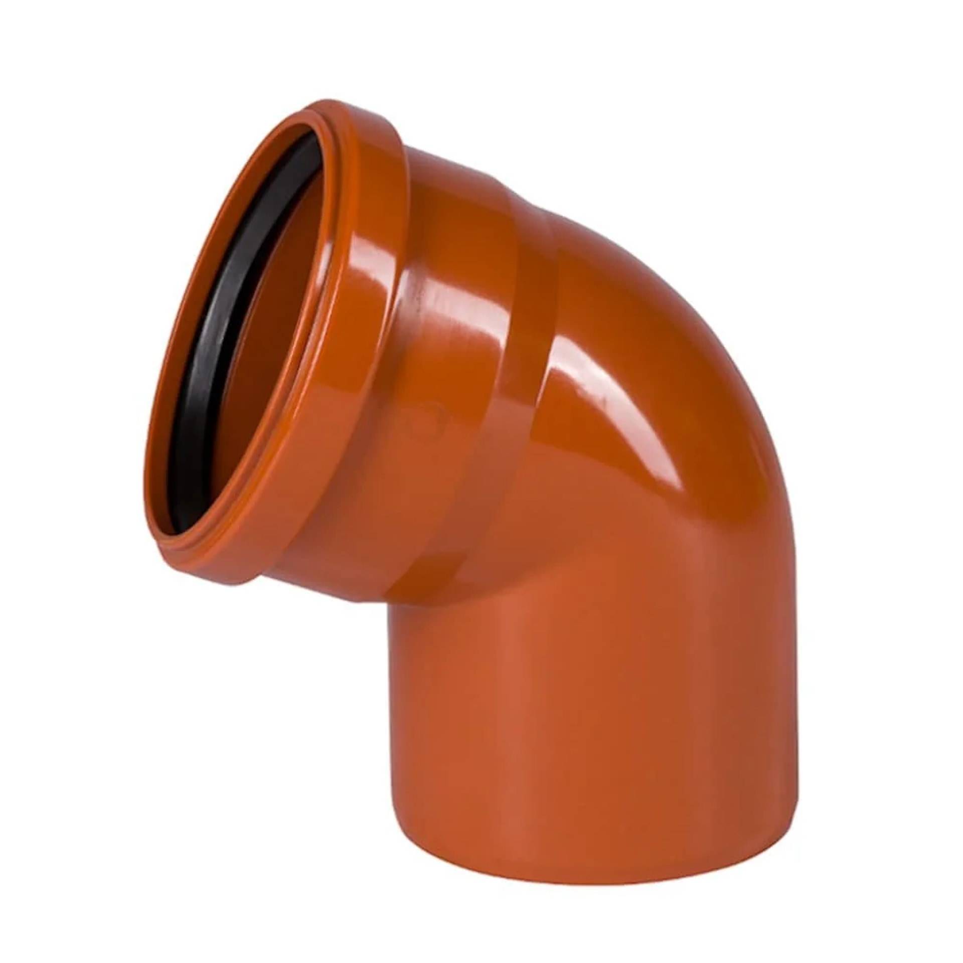 Orange PVC-Rohrkrümmer-Fitting mit schwarzer Gummidichtung, isoliert auf weißem Hintergrund dargestellt.