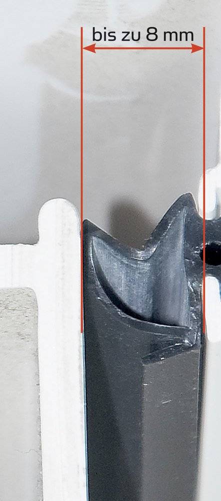 Nahaufnahme von zwei kontrastierenden Materialien, eines weiß und strukturiert auf der linken Seite und eines schwarz und glatt auf der rechten Seite, getrennt durch zwei vertikale rote Linien.