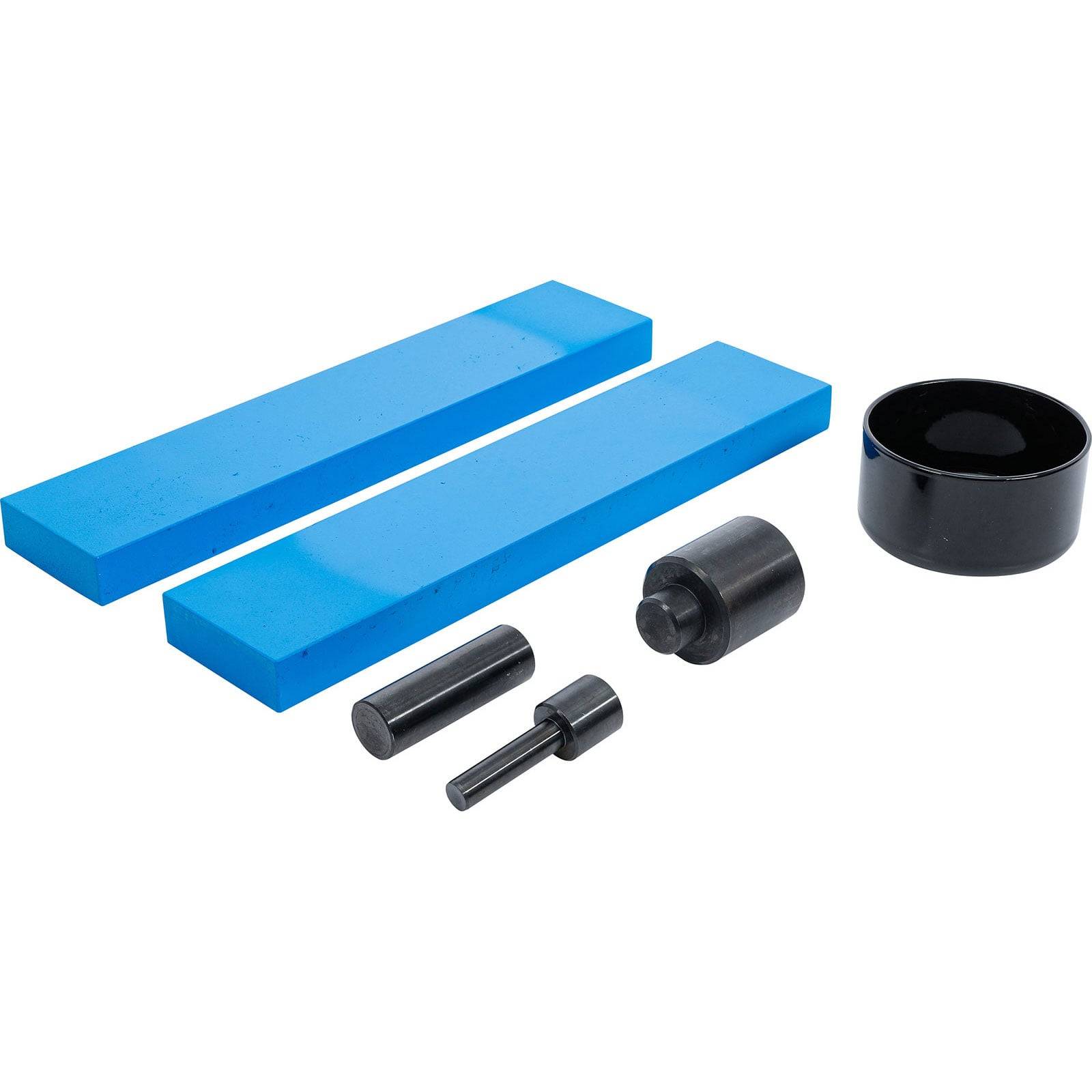 Ein Werkzeugsatz bestehend aus zwei blauen rechteckigen Blöcken, drei dunklen Zylinderteilen in verschiedenen Größen und einem schwarzen kreisförmigen Halter.
