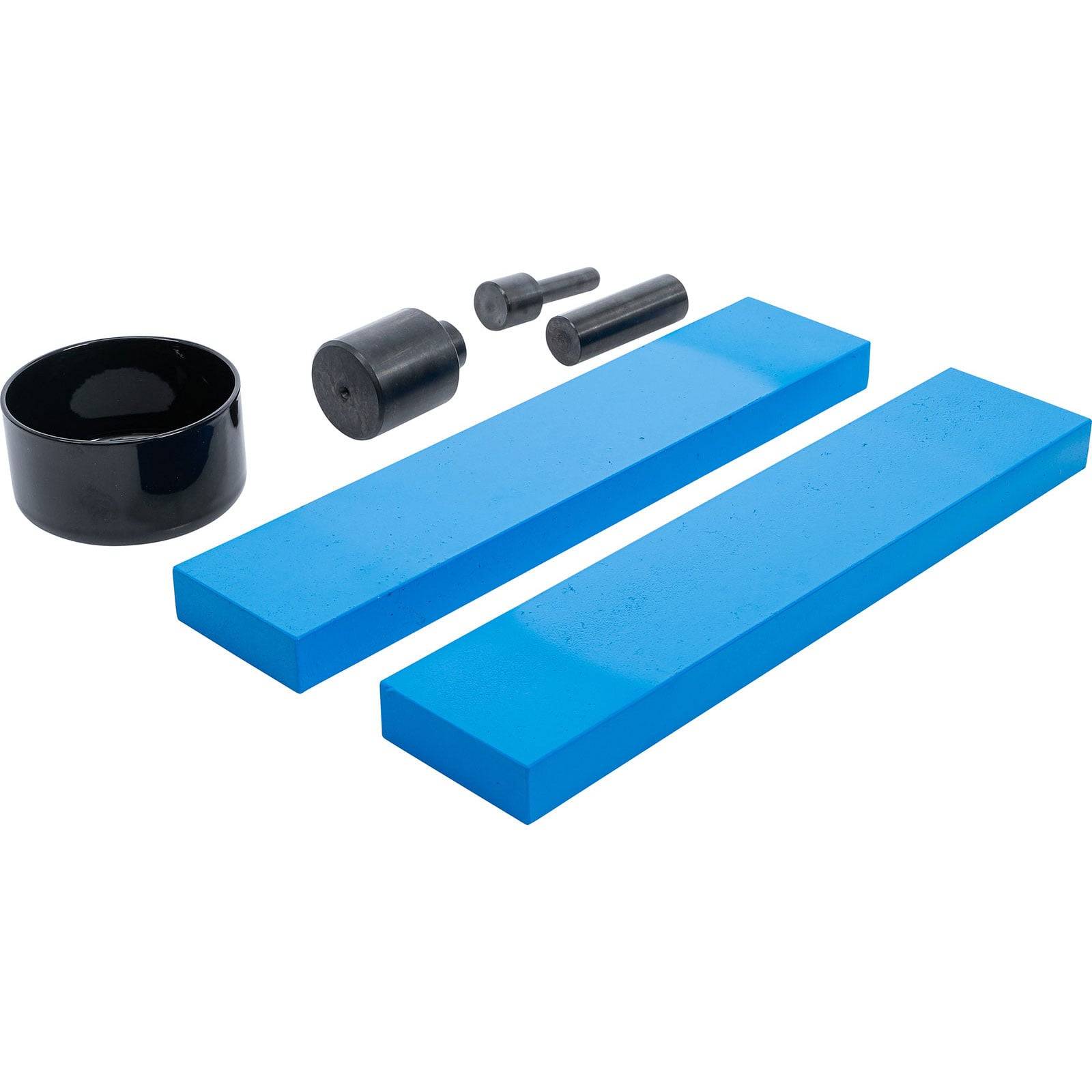 Satz blauer Schleifsteine, ein schwarzer Behälter und zwei zylindrische schwarze Werkzeuge zum Schärfen und Polieren von Schnitzwerkzeugen.