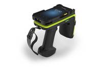 Tragbarer robuster Scanner oder mobiles Gerät in Pistolengriff-Form mit Handgelenkschlaufe, dargestellt auf weißem Hintergrund.