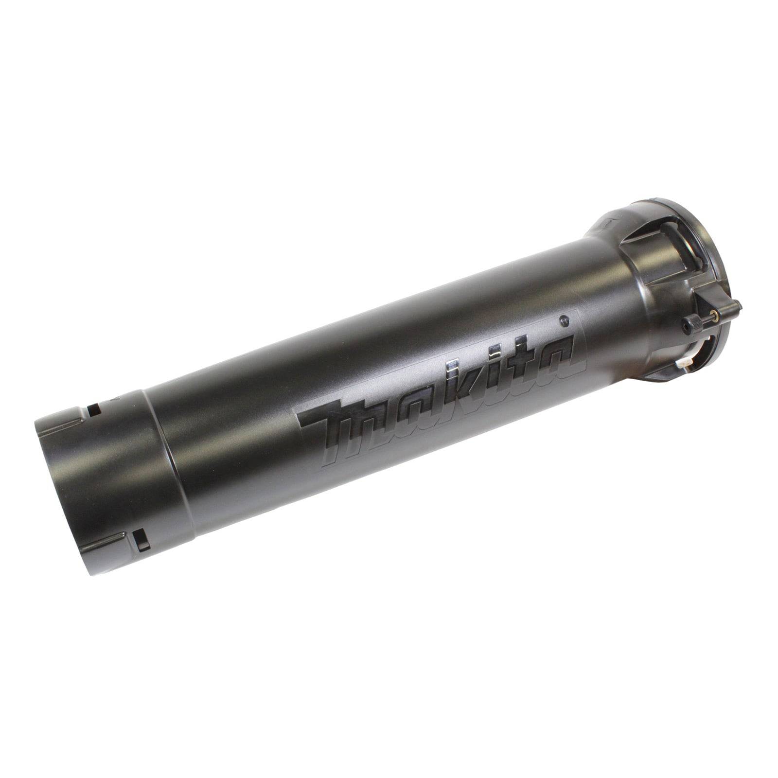 Ein zylindrisches Makita Leistungswerkzeug-Zubehör, möglicherweise ein Gebläse- oder Saugzubehör, aus dunklem Metall mit dem Makita-Logo an der Seite.
