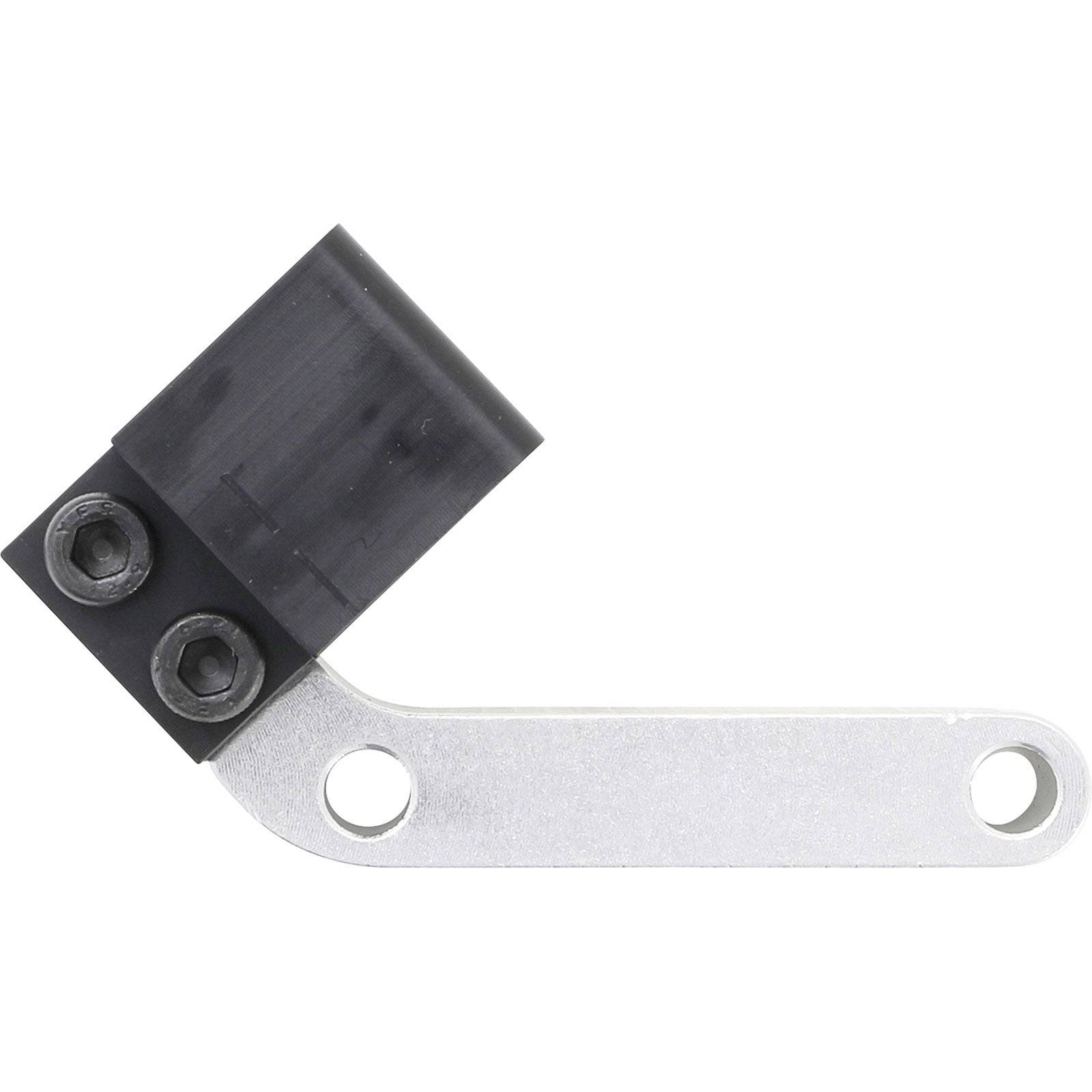 Eine silberne Metallhalterung mit zwei Schrauben an einem schwarzen, verstellbaren Kunststoffgelenk, verwendet für die Montage oder Unterstützung in mechanischen Baugruppen.