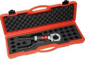 Ein rotes, tragbares hydraulisches Crimpwerkzeug mit schwarzen Griffen, das in einem geöffneten orangefarbenen Transportkoffer mit maßgeschneiderten Schaumstoffeinlagen präsentiert wird.