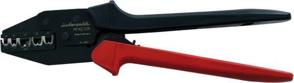 Eine Nahaufnahme eines Werkzeugs mit roten und schwarzen Griffen, möglicherweise ein Handwerkzeug wie eine Zange oder ein Crimpwerkzeug, das zum Greifen oder Schneiden verwendet wird.