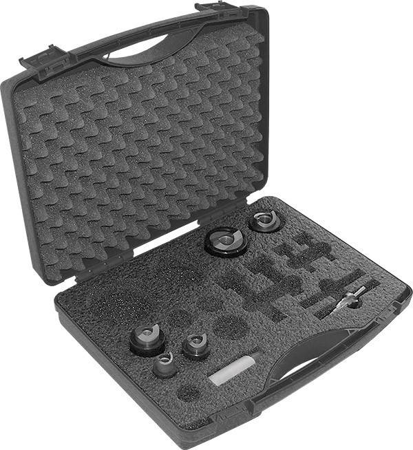 Ein offener schwarzer Transportkoffer mit Schaumstoffeinlage, der verschiedene kreisförmige Kameraobjektiv-Adapter in vorgesehenen Fächern enthält.