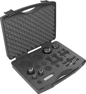 Eine offene Tragetasche mit maßgefertigten Schaumstoffausschnitten enthält verschiedene Kameraobjektive und Zubehör, darunter runde und rechteckige Formen.