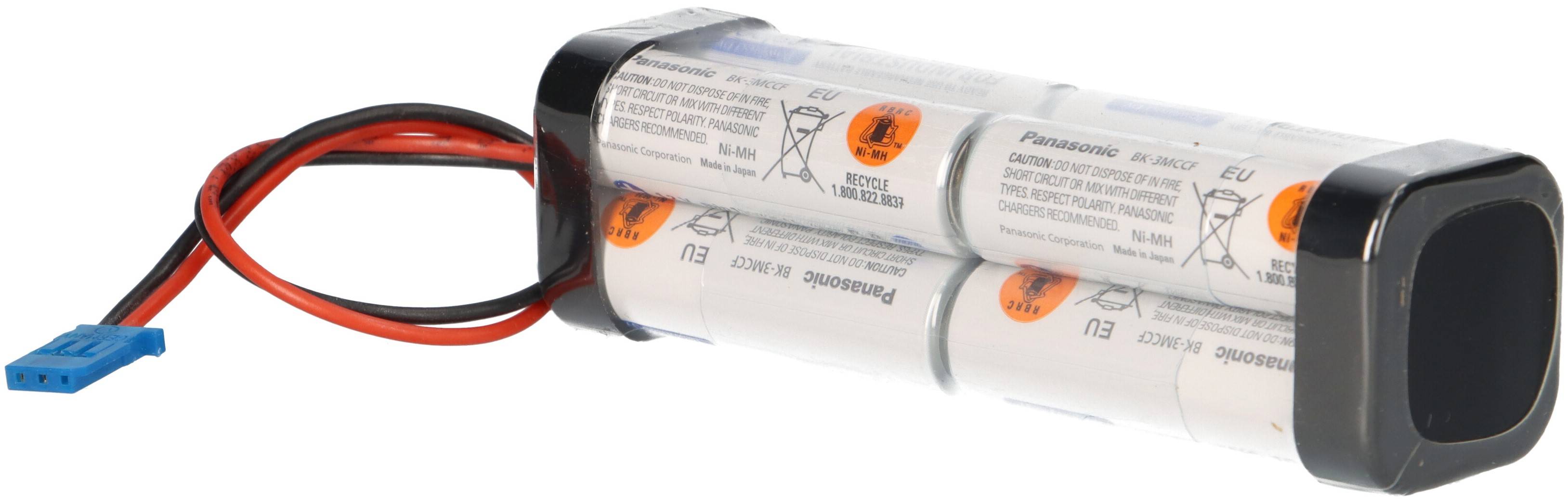 Batteriepack mit drei zylindrischen Zellen in einer transparenten Hülle, verbunden mit roten und schwarzen Drähten, die in einem blauen Stecker enden.