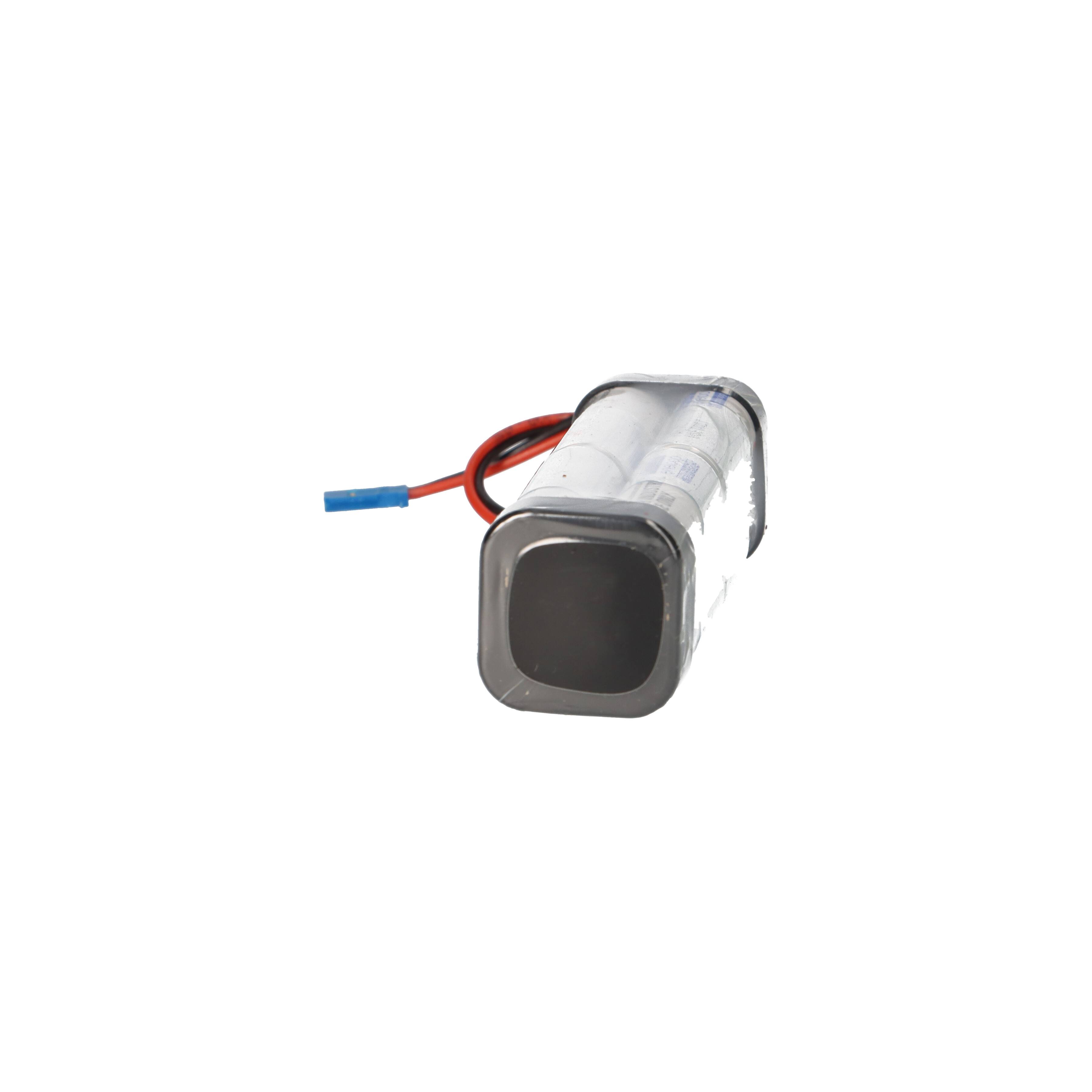 Kleine rechteckige silberne Batterie mit roten und schwarzen Kabeln und einem blauen Stecker auf weißem Hintergrund.