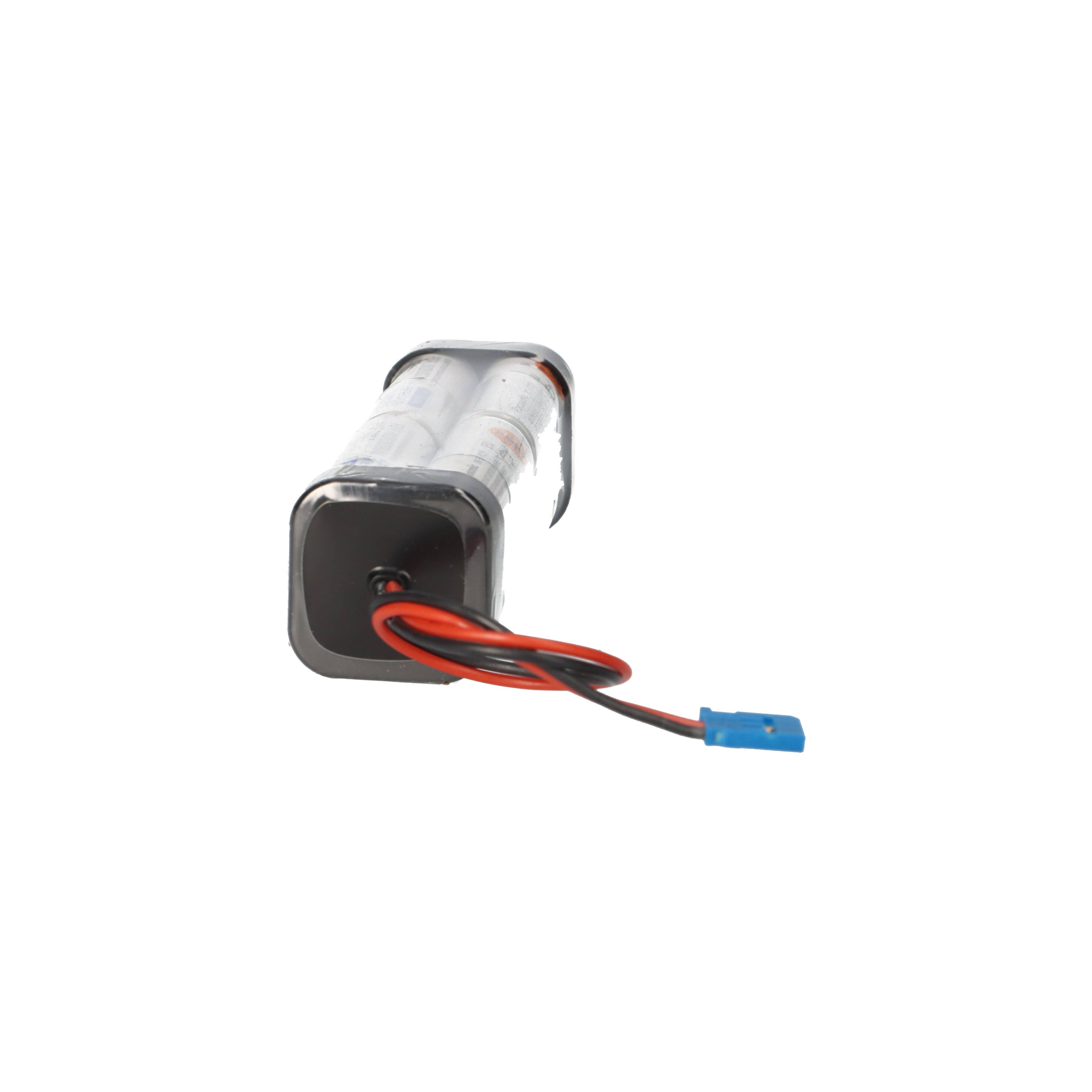 Kleine zylindrische Batteriebox mit schwarzer Kappe und rot-schwarzen Drähten, die in einem blauen Stecker enden, dargestellt auf weißem Hintergrund.