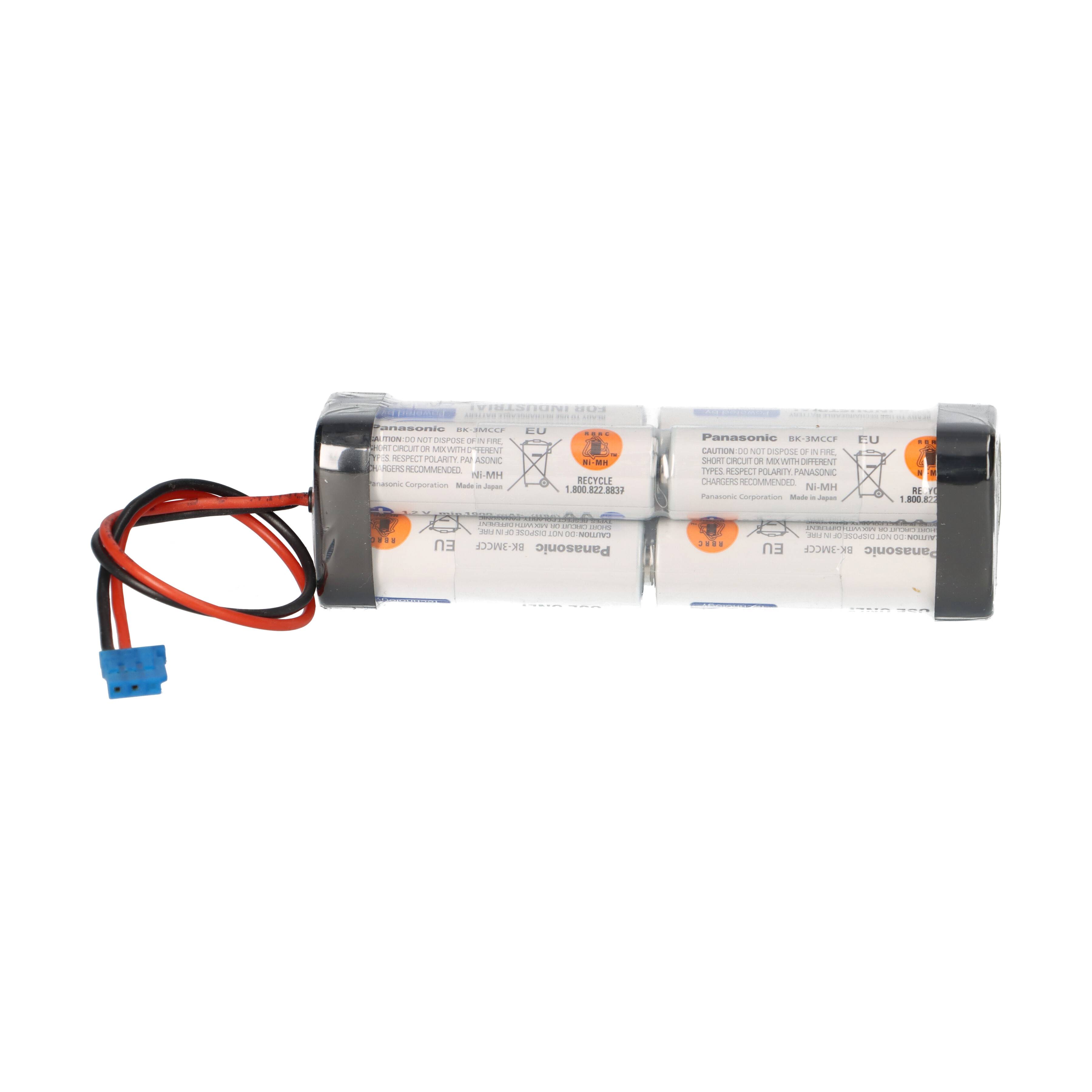 Ein zylindrisches Batterieset mit zwei verbundenen weißen Panasonic-Zellen, roten und schwarzen Drähten und einem blauen Steckverbinder auf weißem Hintergrund.