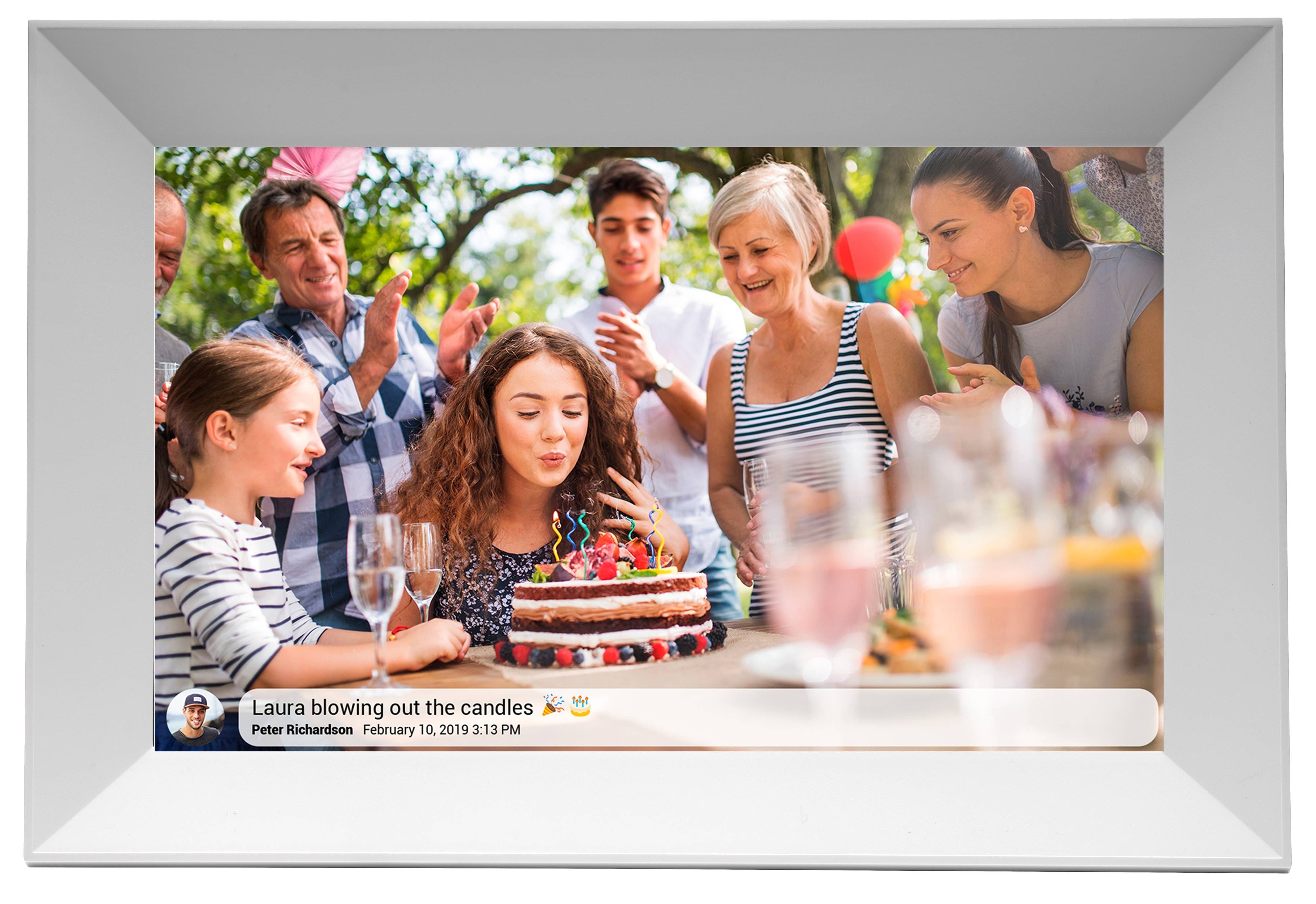 „Junge Frau bläst Kerzen auf einem Geburtstagskuchen aus, umgeben von Familie, die klatscht und lächelt, im Freien. Bildunterschrift lautet: „Laura bläst die Kerzen aus. Peter Richardson. 10. Februar 2019, 15:13 Uhr.