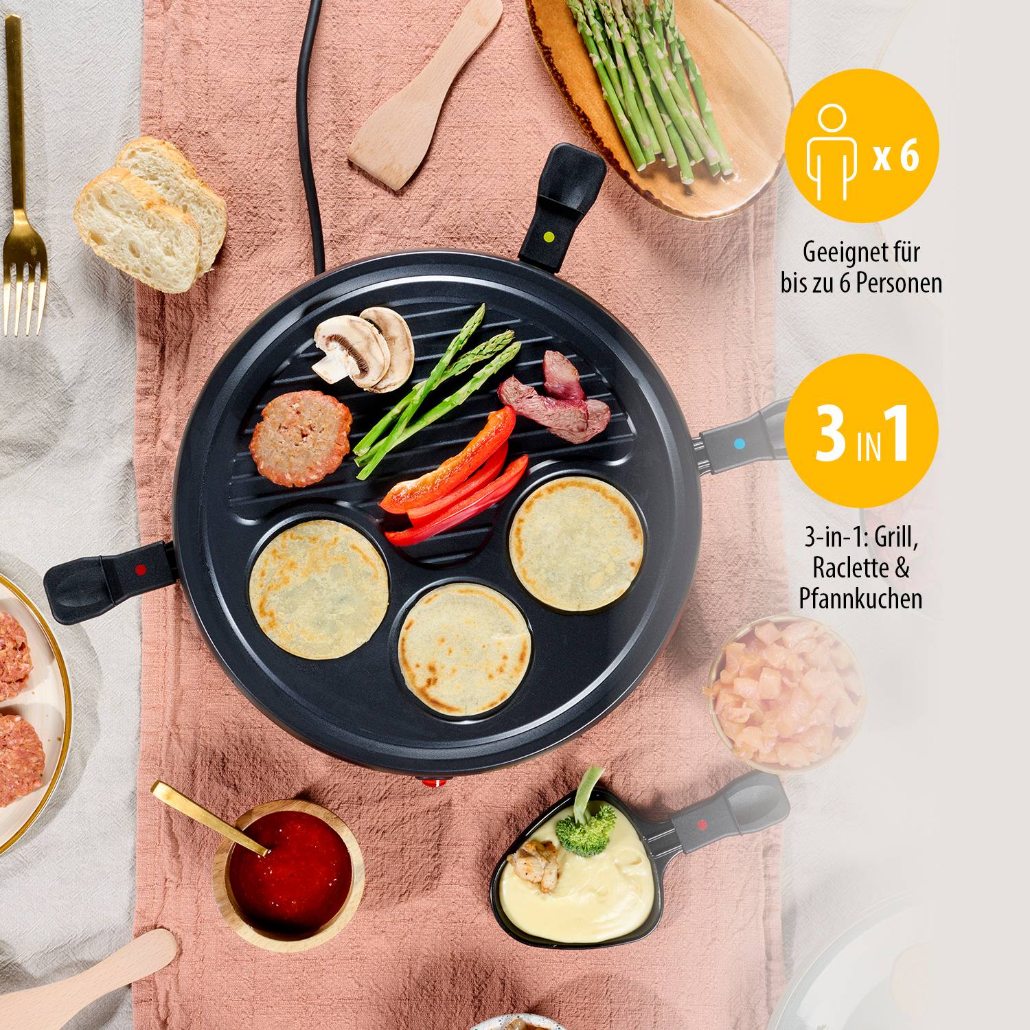 Draufsicht auf ein 3-in-1-Set aus Grill, Raclette und Pfannkuchenbäcker für bis zu 6 Personen, mit Lebensmitteln, die in Pfannen rund um die zentrale Grillplatte garen.