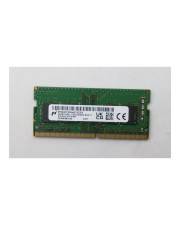 Grünes Laptop-RAM-Speichermodul auf einfachem weißem Hintergrund.