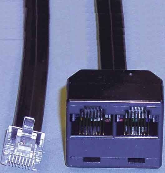 Zwei nebeneinander angeordnete Ethernet-Anschlüsse: ein durchsichtiger RJ45-Stecker auf der linken Seite und eine schwarze Dual-Port-Buchse auf der rechten Seite.