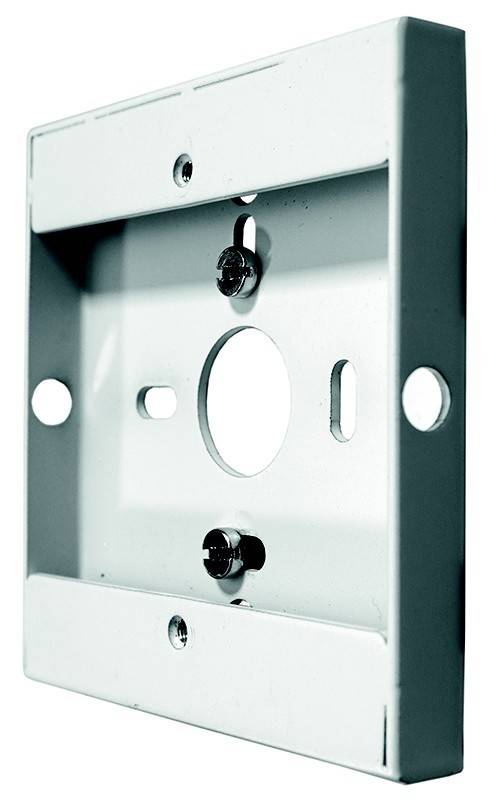 Rechteckige Metallabdeckplatte mit mehreren Bohrungen zur Befestigung und einer zentralen kreisförmigen Öffnung; wird für elektrische Steckdosen oder Schalter verwendet.