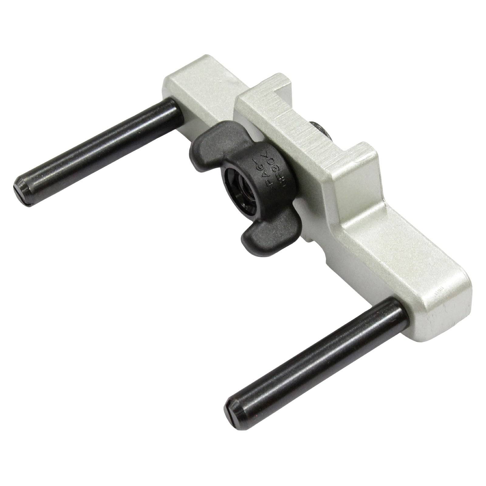 Ein Metallwerkzeug mit zwei parallelen Stäben und einem verstellbaren Mittelmechanismus, das zum Klemmen oder Ausrichten von Komponenten bei mechanischen Aufgaben verwendet wird.