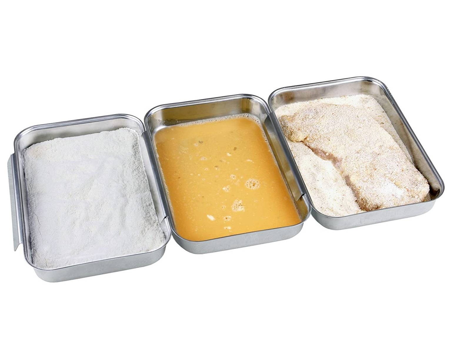Drei Metallschalen zeigen den Paniervorgang: Mehl im ersten, verquirlte Eier im zweiten und Paniermehl mit paniertem Essen im dritten.