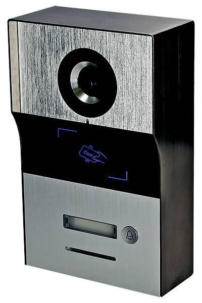 Ein an der Wand montiertes Metallgerät mit Kamera, Kartenleser und Anruftaste, das für sichere Zugangsregelung verwendet wird.