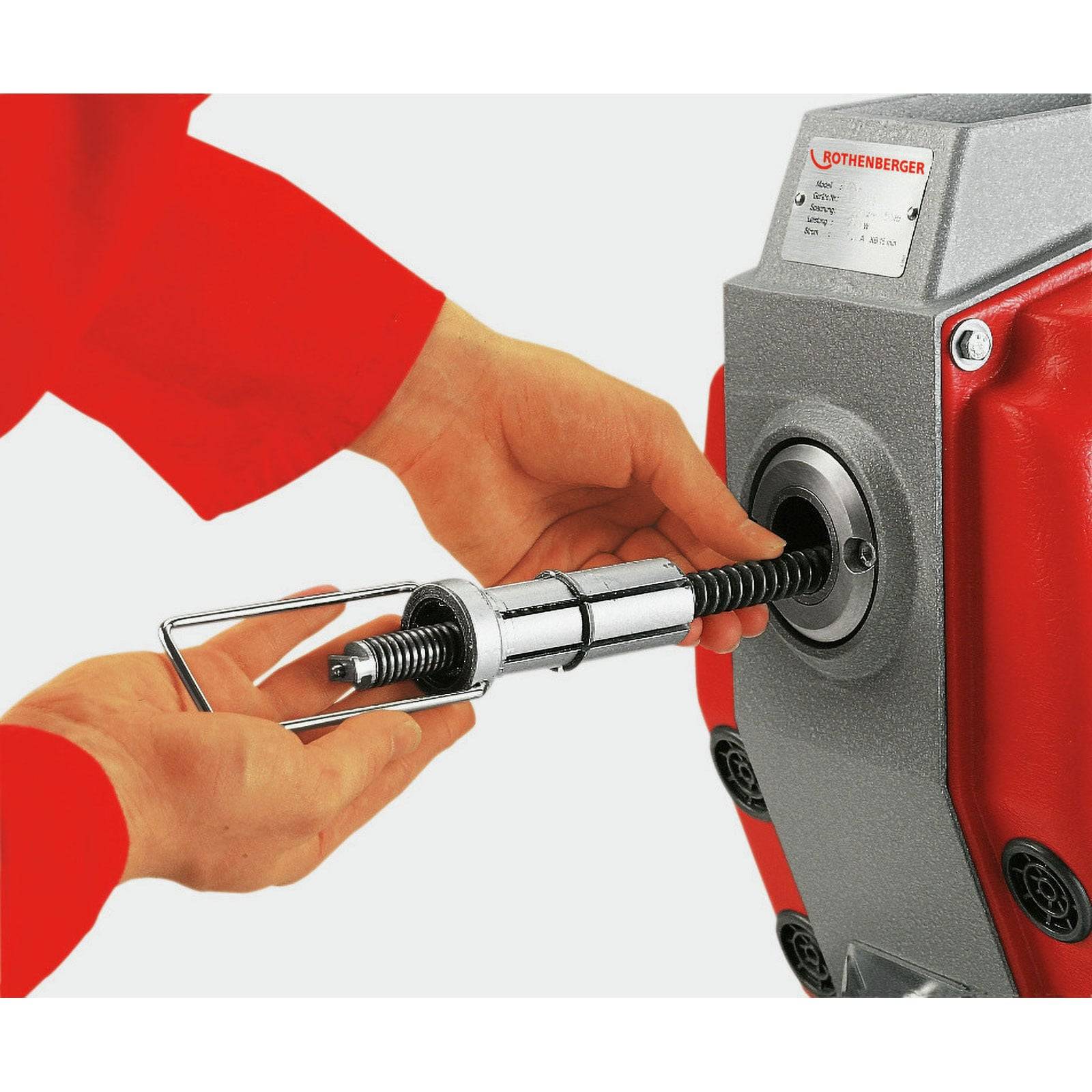 Hände demonstrieren das Einsetzen eines Werkzeugs in eine mechanische Vorrichtung mit der Bezeichnung „Rothenberger