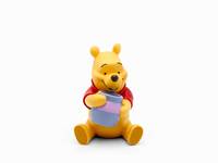 Winnie the Pooh-Figur, sitzend und einen blau-rosa Topf haltend, zentriert auf weißem Hintergrund.