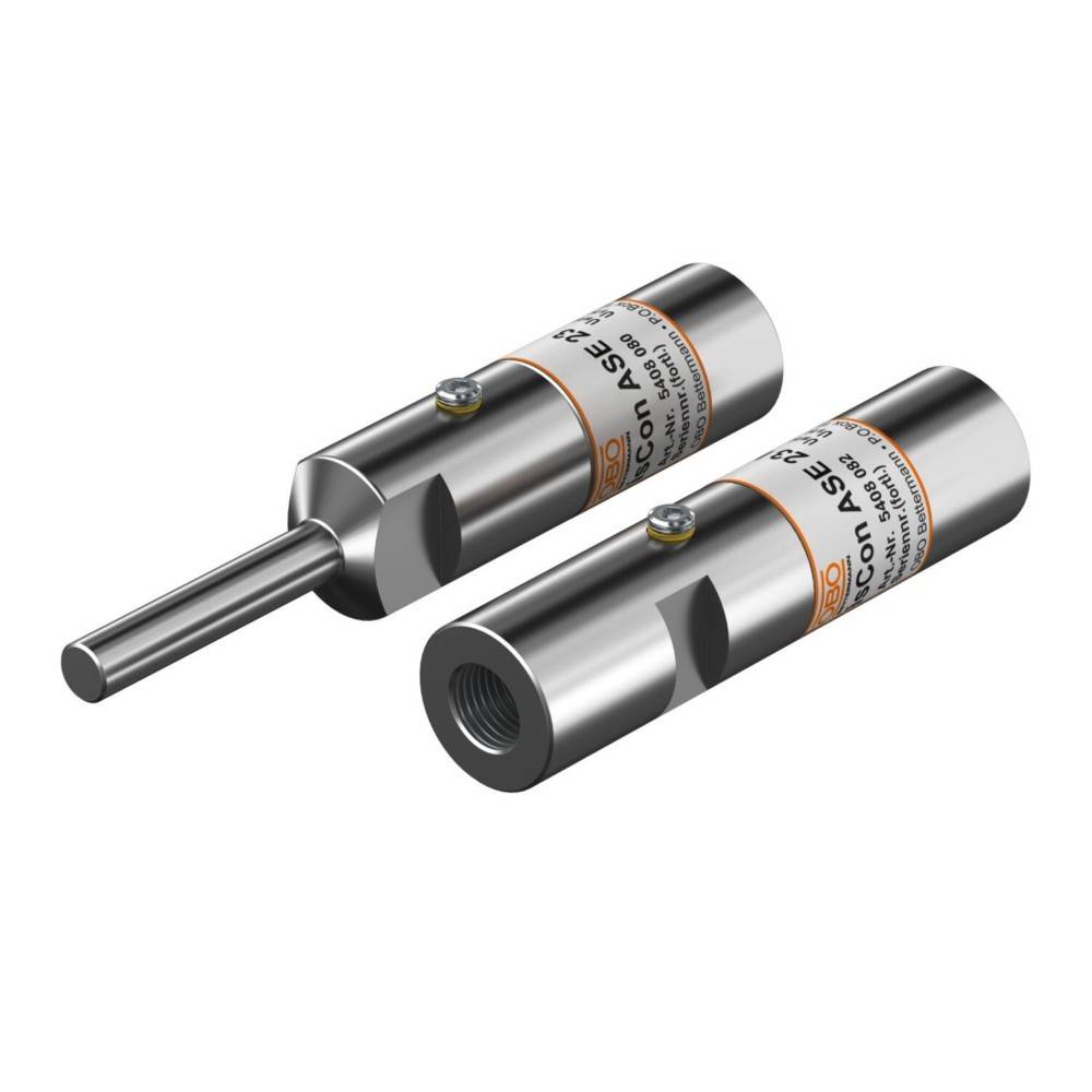 Zwei zylindrische Metallsensoren mit Anschlüssen, einer zeigt das Probenenende; beschriftet mit 'Baumer EAK Con ASE', verwendet in industriellen Anwendungen.