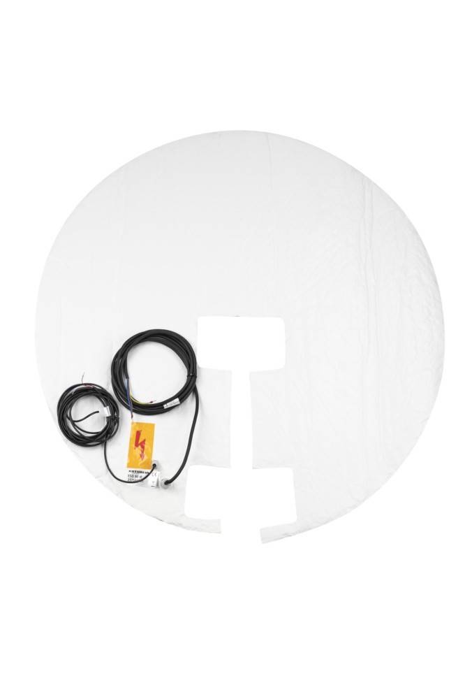 Ein großes, weißes, rundes Objekt mit zwei ausgeschnittenen Abschnitten am unteren Ende. Schwarze Kabel sind um eine gelbe Markierung mit einem Blitzsymbol gewickelt.