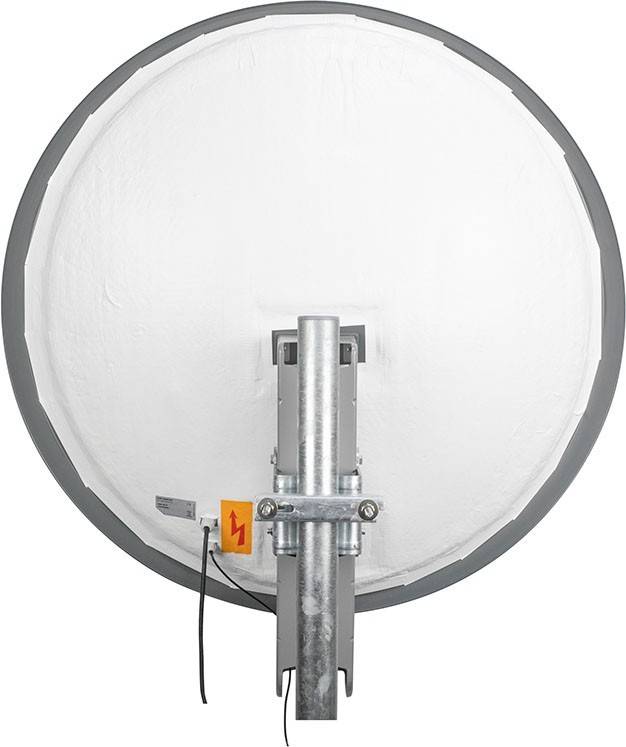 Eine große runde parabolische Antenne, die an einem Metallmast befestigt ist, von hinten betrachtet, mit Kabeln, die an der Basis angeschlossen sind.