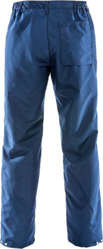 Ein Nahaufnahmebild einer Person, die blaue Jeans trägt, mit Fokus auf der Gewebetextur und Farbe.