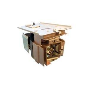 Ein mechanisches Relais mit freiliegenden Komponenten, das Metallkontakte und eine Spule zeigt, vor einem schlichten weißen Hintergrund.