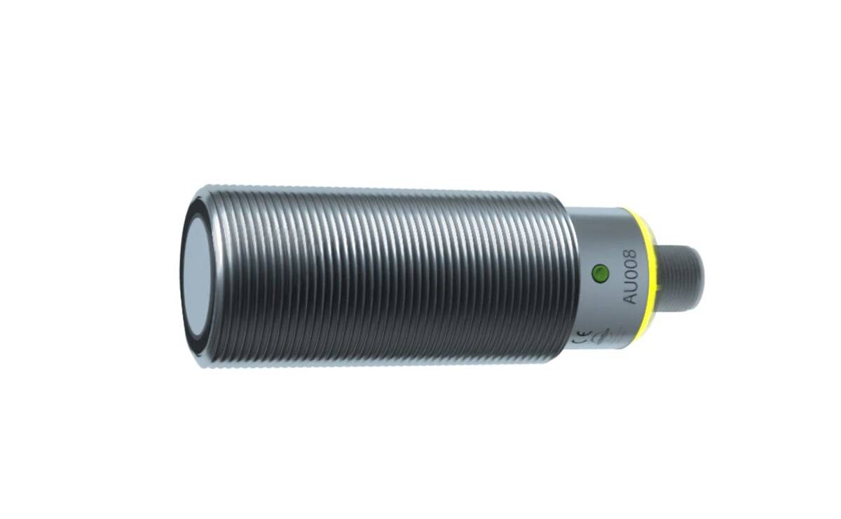 Ein zylindrischer Metallsensor mit Rillen, ausgestattet mit einem grünen Lichtindikator und der Beschriftung 'AU008', der in industriellen Anwendungen eingesetzt wird.