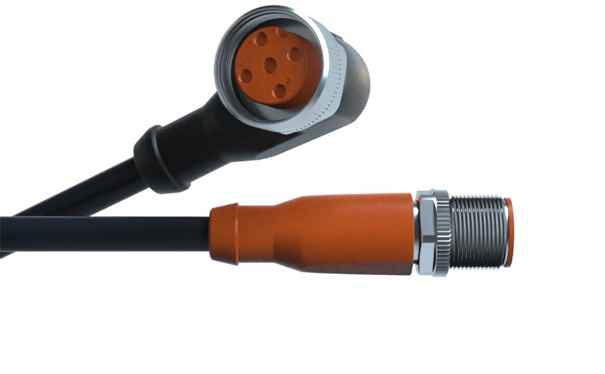 Zwei verbundene industrielle Kabel: eines schwarz mit einem runden metallischen Ende, das andere orange und schwarz mit einem verschraubten metallischen Anschluss.