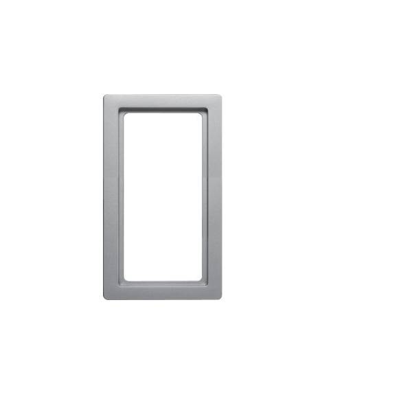 Ein silberner rechteckiger Fotorahmen mit einem dicken Rand, der vor einem schlichten weißen Hintergrund präsentiert wird.