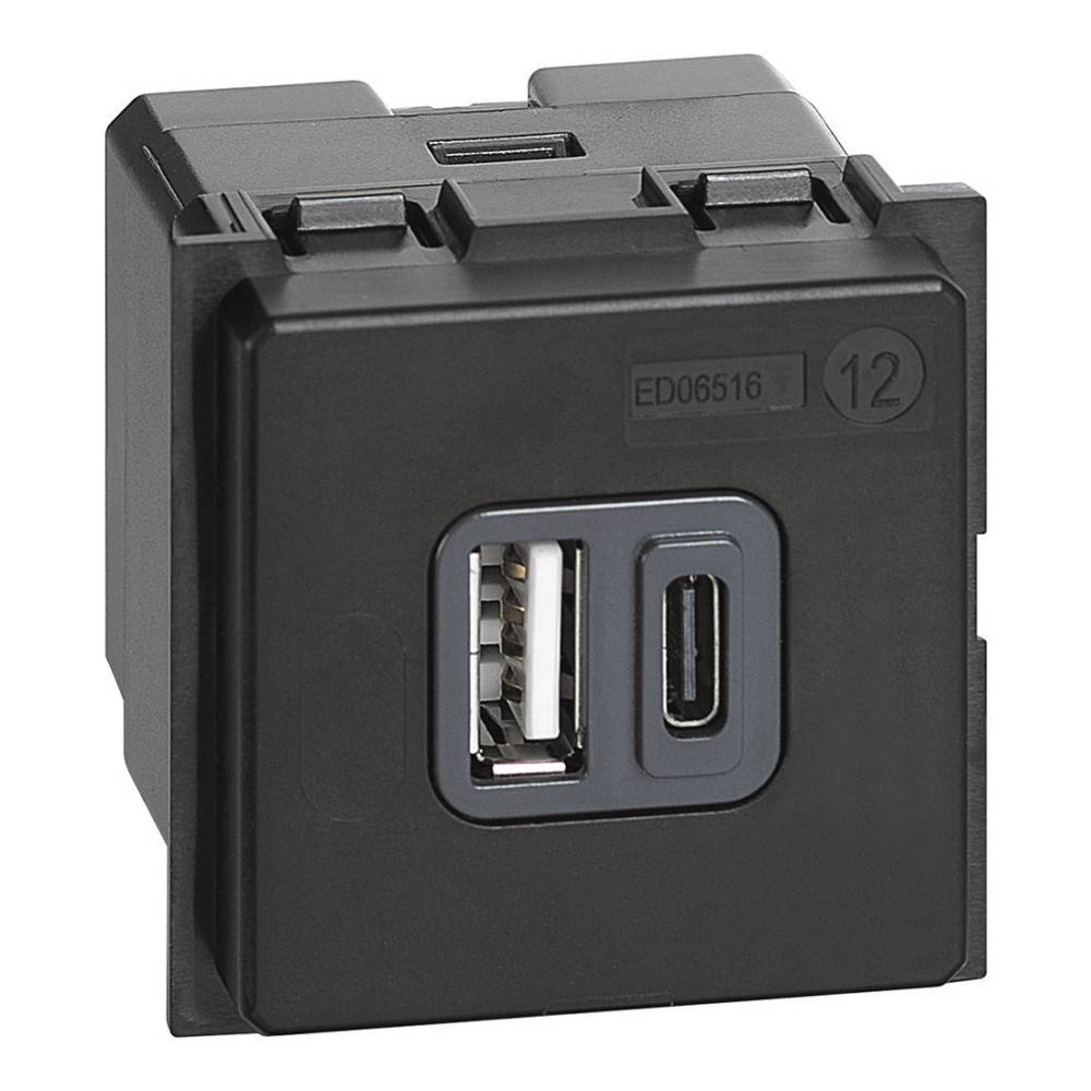 Ein schwarzes Plastikmodul mit USB-A- und USB-C-Anschlüssen für elektrische Verbindungen, gekennzeichnet mit 'ED06516' und '12' in der oberen rechten Ecke.