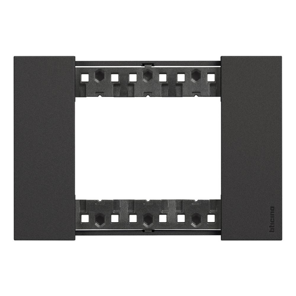 Eine schwarze Bticino Abdeckplatte für Wandschalter oder Steckdosen mit einer rechteckigen Öffnung in der Mitte, konzipiert für moderne Innenräume.