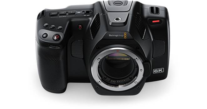 Frontansicht eines Blackmagic 6K-Filmkamerakörpers mit großer Objektivhalterung, Bedienreglern und strukturierten Griffflächen auf weißem Hintergrund.