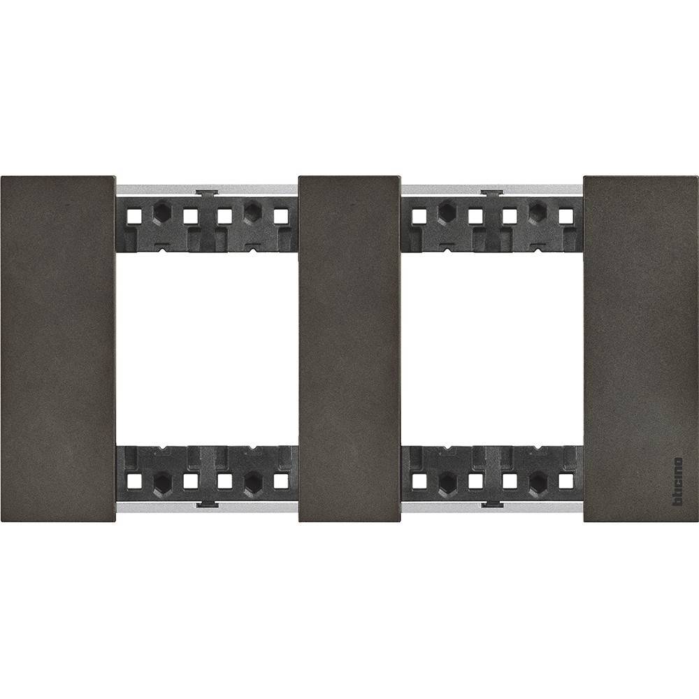 Eine dreieckige modulare Abdeckplatte mit dunkler Oberfläche, entwickelt zum Abdecken von Steckdosen oder Schaltern, mit minimalistischem Design.