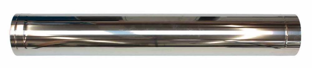 Ein glänzendes zylindrisches Metallrohr oder eine Pfeife, die horizontal auf weißem Hintergrund liegt.
