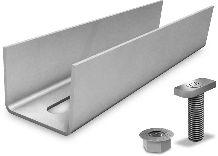 Metallhalterung und Sechskantmutter auf weißem Hintergrund. Die Halterung hat ein rechteckiges Profil mit einer Bohrung, was auf ihre Verwendung im Bauwesen hindeutet.
