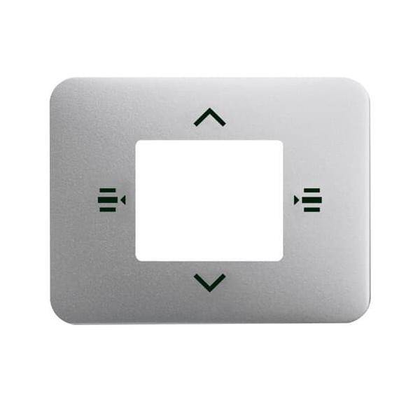 Ein rechteckiges metallisches Bedienfeld mit schwarzen Pfeilen, die nach oben, unten, links und rechts zeigen, die auf jeder Seite eines zentralen Quadrats angebracht sind.