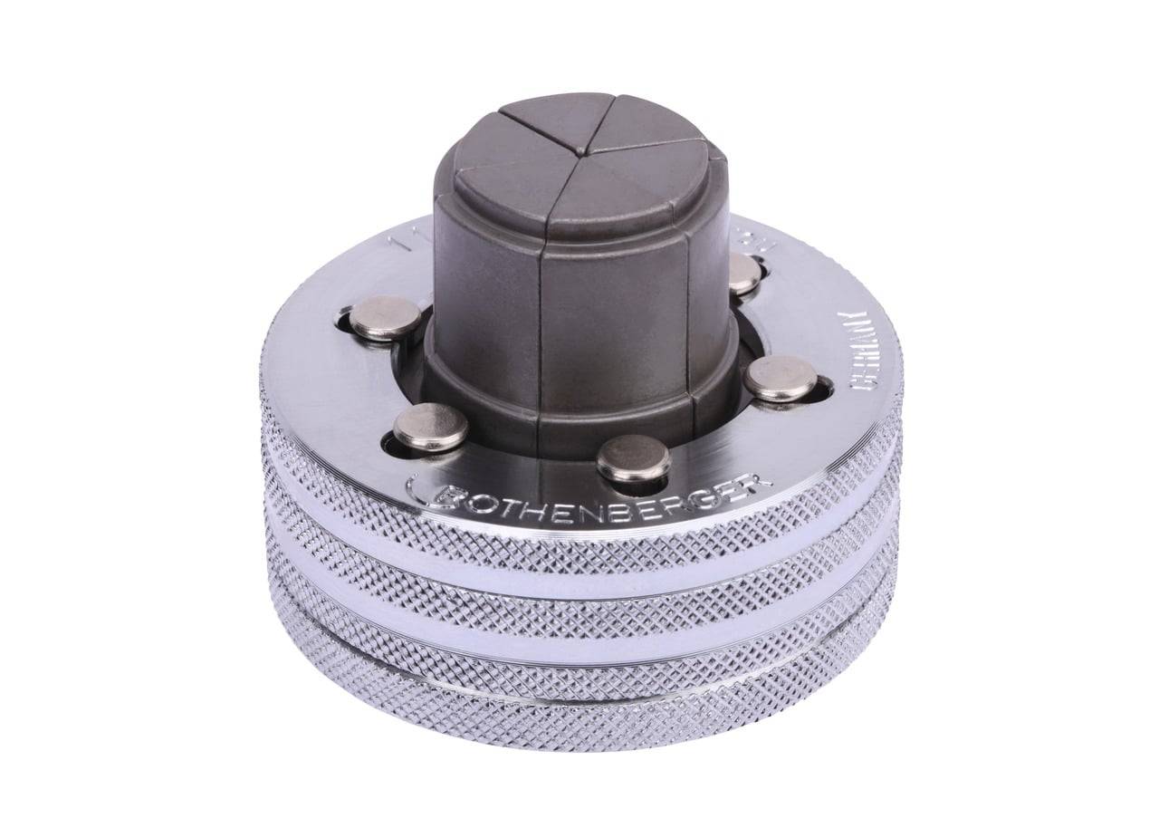 Ein Metallrohraufweiter mit rundem Kopf, strukturiertem Griff und Rotationsmechanismus, der für Klempnerarbeiten oder Reparaturen verwendet wird.