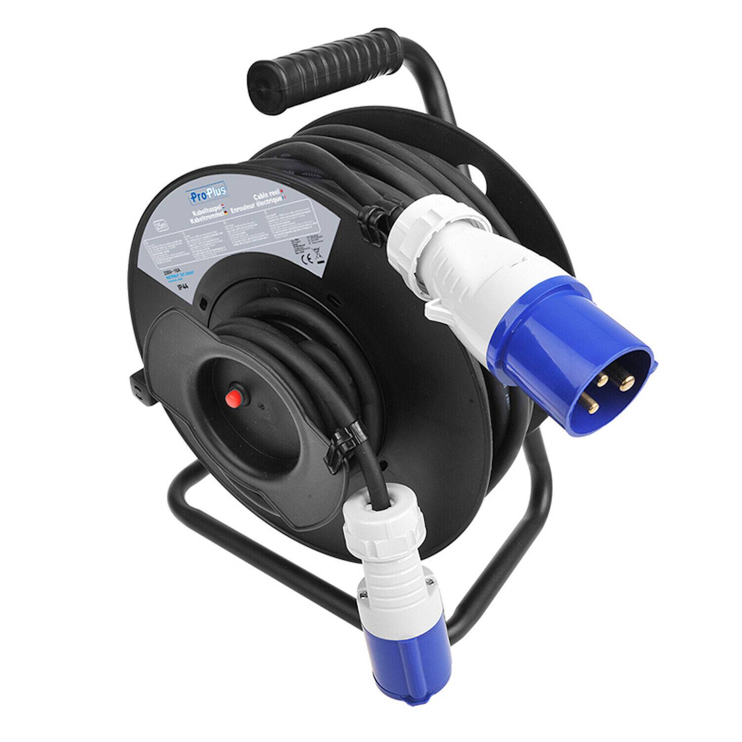 Schwarze Kabelrolle mit Griff, in der eine aufgerollte schwarze Verlängerungsschnur untergebracht ist. Verfügt über blaue und weiße Stecker an den Enden.