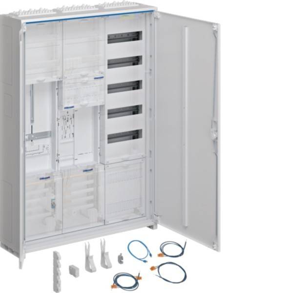 Ein offener Elektroschrank mit mehreren Stauraumfächern und Verdrahtungsschlitzen, begleitet von verschiedenen Kabeln und Installationszubehör auf dem Boden.