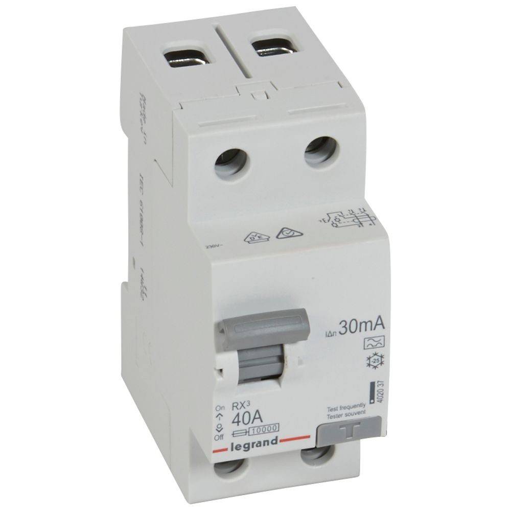 Legrand 40A Leitungsschutzschalter mit 30mA Differenzstrom, zur elektrischen Sicherheit, mit manueller Schaltersteuerung und Prüftaste.