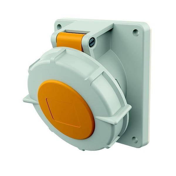 Eine wandmontierte, industrietaugliche, graue Steckdose mit orangefarbener Abdeckung, konzipiert für robuste Stromverbindungen.