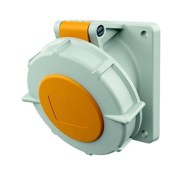 Kreisförmige industrielle elektrische Steckdose, die auf einer quadratischen Grundfläche montiert ist, mit einem orangefarbenen Verschluss.