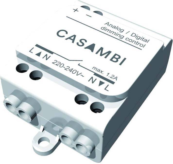 „Eine Nahaufnahme eines Casambi-Dimmersteuerungsgeräts, das seine analogen und digitalen Anschlüsse zeigt, die für die Verbindung mit Stromein- und -ausgang beschriftet sind.